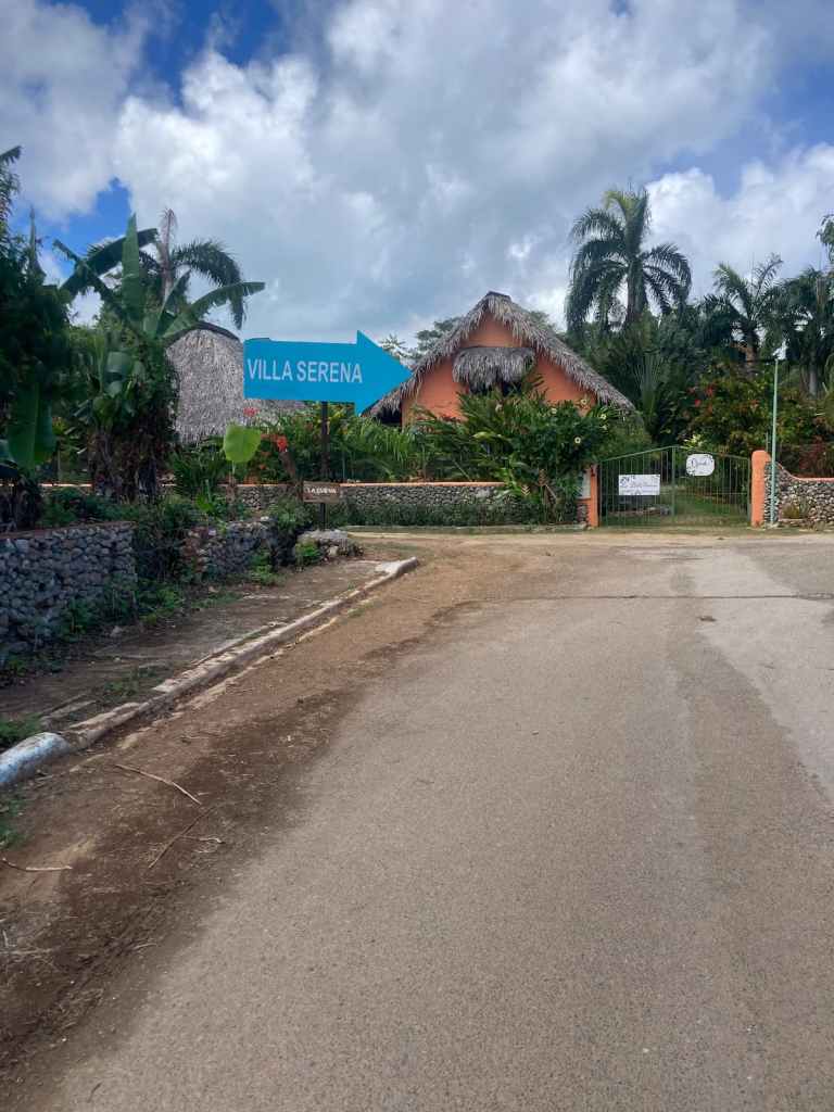 Arrow sign on street pointing toward Villa Serena